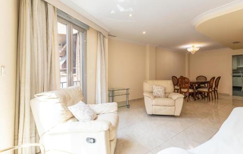 Χώρος καθιστικού στο 3 Bedroom Gorgeous Apartment In Elche