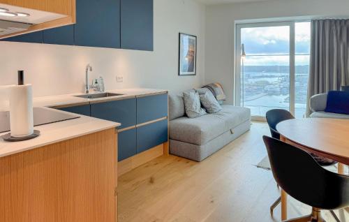 Una cocina y una sala de estar con una mesa y un sofá. en 1 Bedroom Cozy Apartment In Aarhus C, en Århus Østbanegård