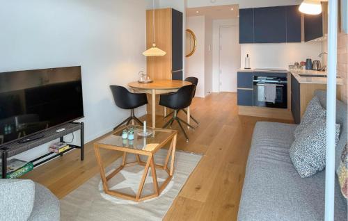 una sala de estar con un sofá y una mesa en 1 Bedroom Cozy Apartment In Aarhus C, en Århus Østbanegård