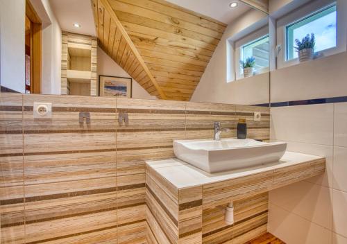 een badkamer met een wastafel en een spiegel bij Domki Letniskowe Jerutki in Świętajno