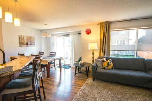 Χώρος καθιστικού στο Entire Home AC 4Beds Sleeps 8 Double Garage Near WEM Free Wifi & Netflix