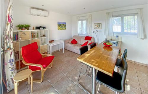 salon ze stołem i czerwonymi krzesłami w obiekcie Cozy Home In Roquebrune-Sur-Argens With Outdoor Swimming Pool w mieście La Rouviere