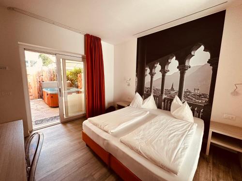 een slaapkamer met een bed met een groot hoofdeinde bij Casa da Carmen Boutique & Private Spa in Mezzolombardo