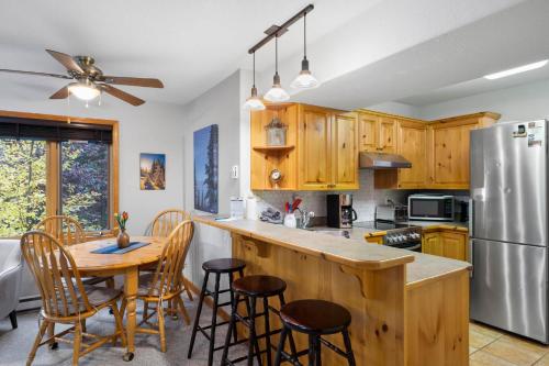 Kuchyň nebo kuchyňský kout v ubytování Snow Creek Village #37 By Bear Country