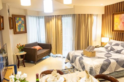 una habitación de hotel con una cama y una silla en Kate & Keith's Place - Tambuli Seaside Living, en Lapu Lapu City