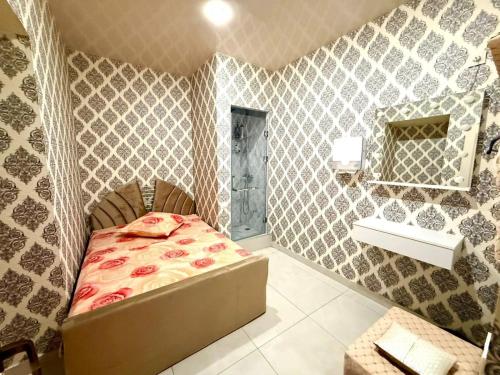 Un dormitorio pequeño con una cama y un espejo. en Hostel, en Ereván