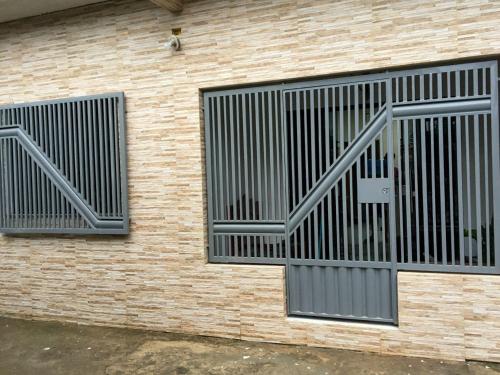 アナニンデウアにあるCasa Ampla com Garagem Ar-condicionado no Centroのレンガ造りの建物に金属格子の窓が2つある