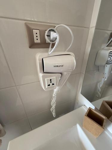 einen Haartrockner an der Wand im Bad in der Unterkunft Acogedor Departamento en pleno centro de Antofagasta, hasta 4 personas, 1D 1B 1 sofá cama in Antofagasta