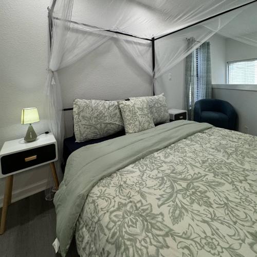 een slaapkamer met een hemelbed bij 3BD DT Dallas l FIFA WORLD CUP READY l 5 Min from Love Field in Dallas