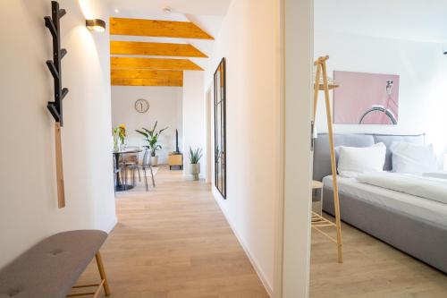 a room with a bed and a dining room at 3-Zimmer-Wohnung in Hamburg am Flughafen in Hamburg