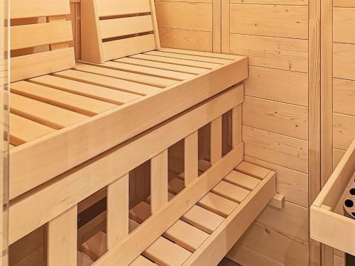 Una sauna de madera con dos literas. en 8 person holiday home in Ringkøbing, en Ringkøbing