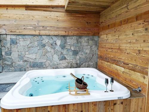 eine Badewanne mit einer darin sitzenden Ente in der Unterkunft Naturchalet INSToul in Luttach