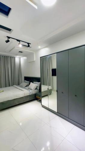 een slaapkamer met een bed en een spiegelkast bij Modern Stay in Nouakchott