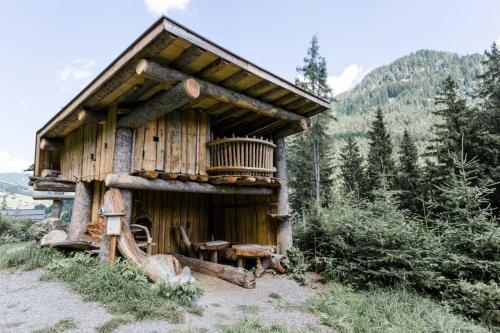 a small log cabin with a table and a balcony at Chalet Almrausch in Unterberg
