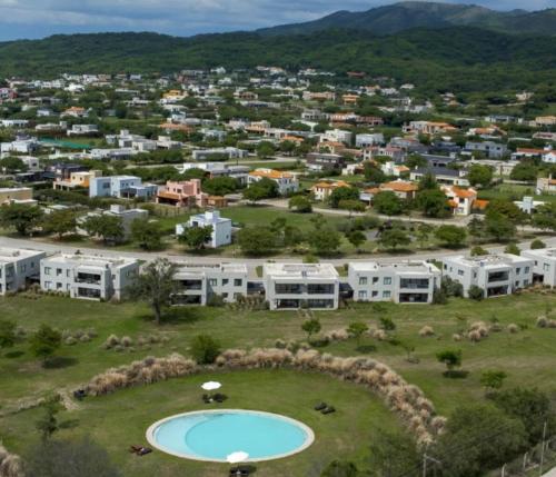 una vista aérea de una ciudad con piscina en Spacious and comfortable apartment for 4 people, en El Durazno