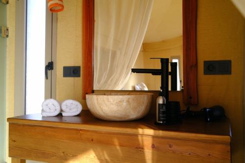 Un baño con un lavabo y un espejo. en The seven saints - luxury camp - lodges & tents - desert activities, en El Karia