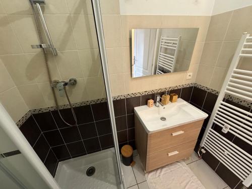 Ένα μπάνιο στο Appartement lumineux et moderne proche gare