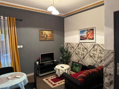 ein Wohnzimmer mit Sofa und Fernseher in der Unterkunft Skyatlantic guesthoüse in Douala