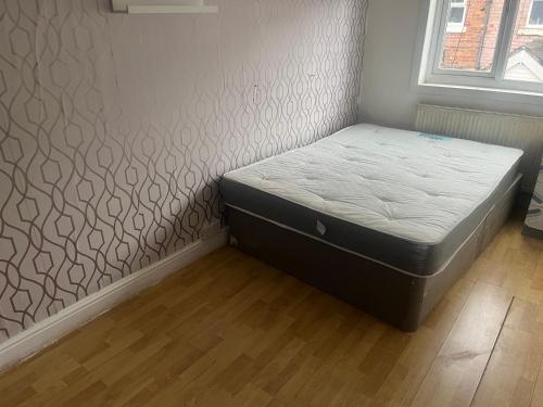 Ένα ή περισσότερα κρεβάτια σε δωμάτιο στο Newport