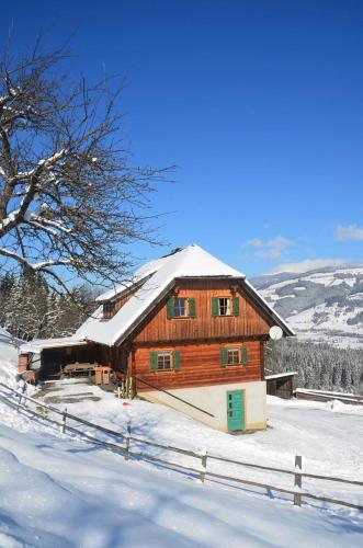 a wooden house with snow on top of it at Kotmarhütte in Gräbern