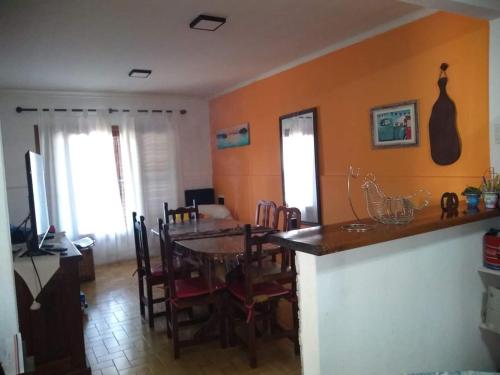 a kitchen and dining room with a table and chairs at Casa En Necochea 6 personas in Necochea