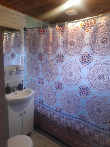 a bathroom with a toilet and a sink at Casa completa en Horcón para 8 personas in Puchuncaví