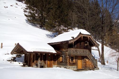 a log cabin with snow on top of it at Bretei Hüttn in Unterberg