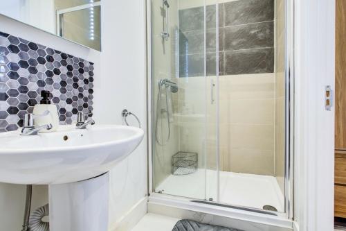 Ένα μπάνιο στο Extra Large Modern Studio Flat In Kent