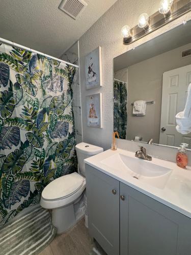 达拉斯1 DT Dallas l FIFA WORLD CUP READY l 5 Min from Downtown的浴室里有洗手池、马桶和镜子。