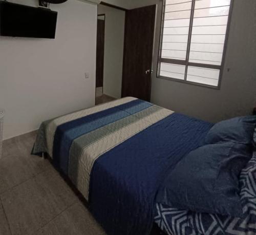 Ένα ή περισσότερα κρεβάτια σε δωμάτιο στο DarHouse HERMOSO APARTAMENTO AMOBLADO CON TODAS SUS COMODIDADES DE 3 HABITACIONES CHAPINERO ALTO