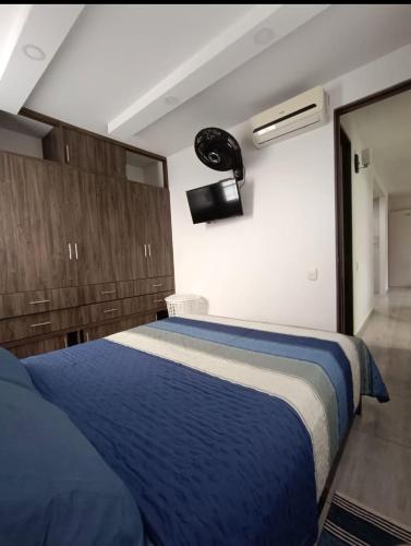 Ένα ή περισσότερα κρεβάτια σε δωμάτιο στο DarHouse HERMOSO APARTAMENTO AMOBLADO CON TODAS SUS COMODIDADES DE 3 HABITACIONES CHAPINERO ALTO