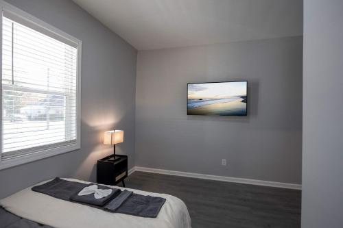 Postel nebo postele na pokoji v ubytování 4 Min to Downtown - 11 to Elon - Washer and Dryer