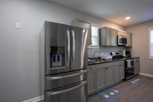 Kuchyň nebo kuchyňský kout v ubytování 4 Min to Downtown - 11 to Elon - Washer and Dryer