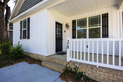 2 Min to Downtown - 9 to Elon - Fast Wi-Fi في برلنغتون: الشرفة الأمامية لبيت به سياج أبيض