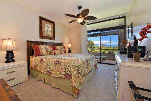 Un dormitorio con una cama y un ventilador de techo. en Kaanapali Royal N102 · KRL N102 2BD Condo on Kaanapali Golf Cour, en Lahaina