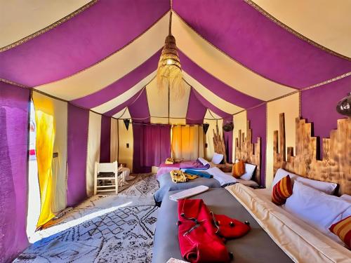 Postel nebo postele na pokoji v ubytování Sahara Solace Camp