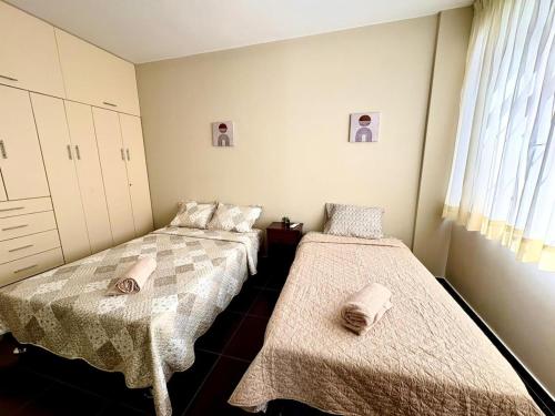 a room with two beds in a room at Apartamento de lujo en Piura in Piura