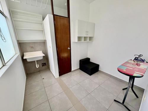 a small room with a table and a sink at Apartamento de lujo en Piura in Piura
