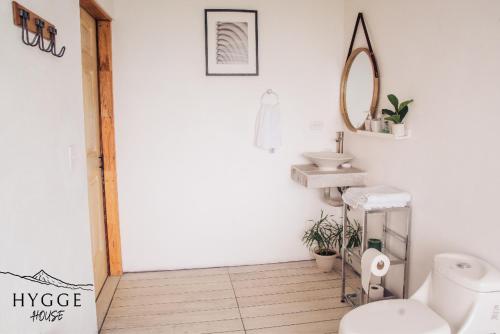 Ένα μπάνιο στο Hygge House with a view of the Arenal Volcano and the San Carlos Plain