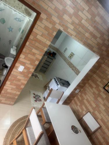 Una vista aérea de una cocina con una mesa y sillas. en Kitnet ofurô, en Florianópolis