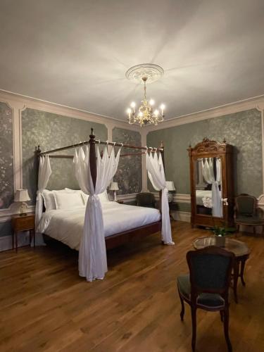 Postel nebo postele na pokoji v ubytování House of Mailly