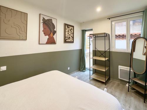 un dormitorio con una cama y una ventana en Idéal couples & pro - Patio extérieur- Proche centre ville et gare - Promenade au bord de la Charente - Parking à proximité - Wifi très haut debit - Équipement premium -Netflix, en Angulema