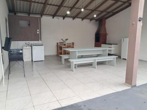 Η κουζίνα ή μικρή κουζίνα στο Casa temporada aconchegante 10 pessoas Navegantes SC