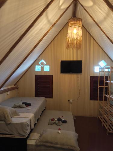 a bedroom with two beds in a tent at Chales Da Mata in Fortim