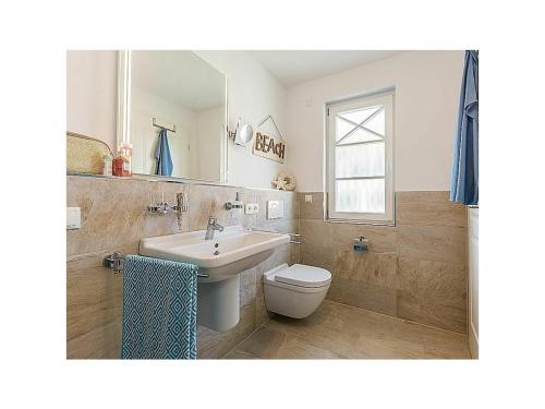 Koupelna v ubytování Baltic Sea House Seagrass Fireplace