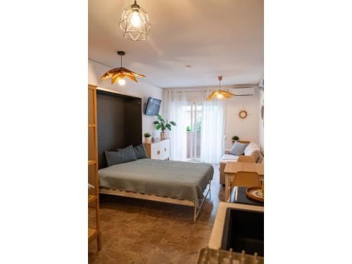 een kleine slaapkamer met een bed en een raam bij Apartment near the beach in El Bajoncillo in Torremolinos