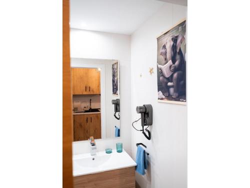 een badkamer met een wastafel en een spiegel bij Apartment near the beach in El Bajoncillo in Torremolinos