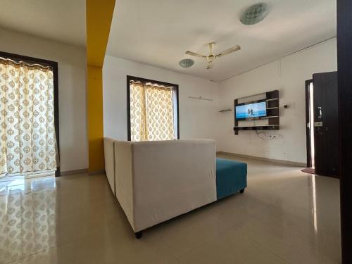 Μια τηλεόραση ή/και κέντρο ψυχαγωγίας στο Sea View Luxe 3BHK Retreat with Free parking