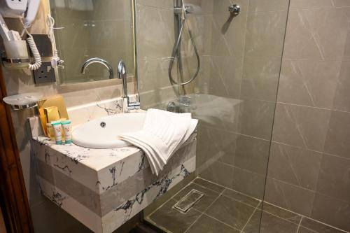 Ένα μπάνιο στο ساتورن هاوس للشقق الفندقية