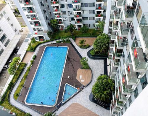 an overhead view of an apartment complex with a swimming pool at Winna Homestay in Thôn Văn Dương